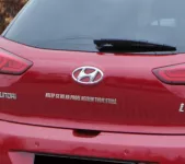 Samolepka na auto Samolepka na auto Nelep se mi na prdel nejsem tvoje stará (podlouhlá, stříbrná) Velká samolepka nelep se mi na prdel nejsem tvoje stará 3002